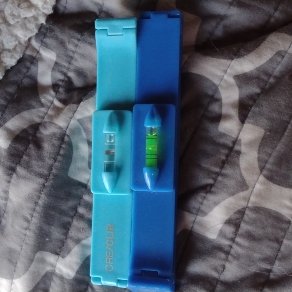 Two clips for cutting bangs